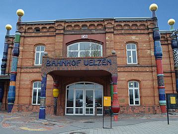 Hundertwasser-Bahnhof in Uelzen  Petra Hitz-Bergmann