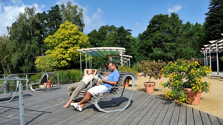 Stühle auf der Sonnenterasse am See © BBM/image-foto.de